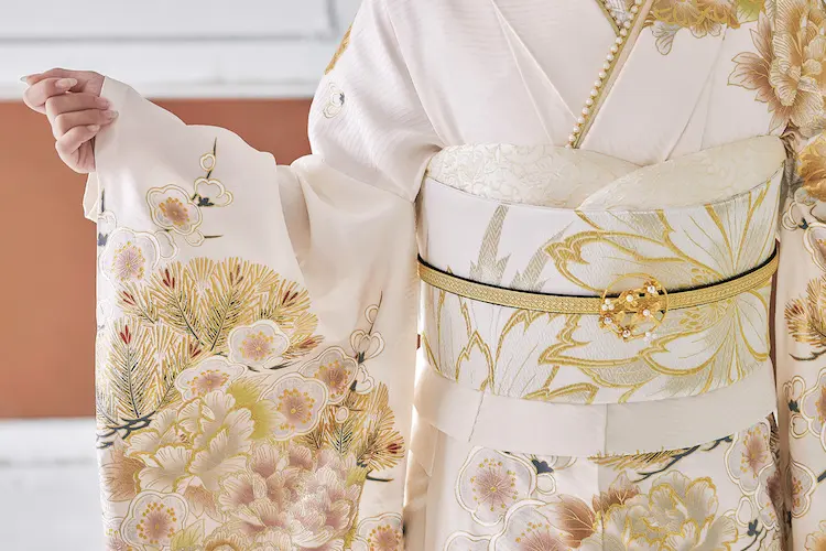 新作振袖からスタッフおすすめ5着を紹介！（白／くすみピンク／ワイン