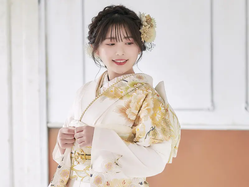新作振袖からスタッフおすすめ5着を紹介！（白／くすみピンク／ワイン