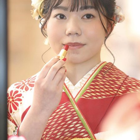 振袖姿を崩さない！成人式当日のメイク直し＆持ち物リスト