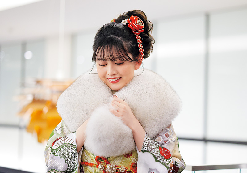 白いショールの振袖の女性