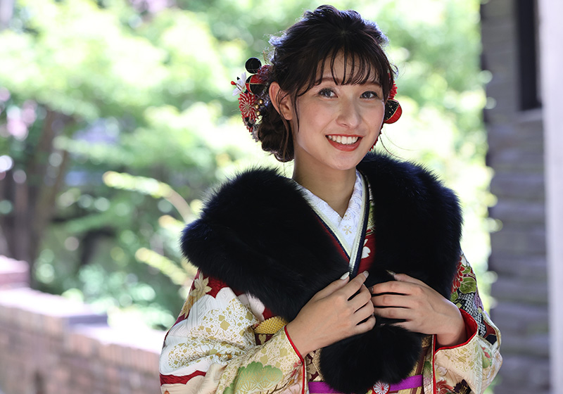 黒いショールの振袖の女性