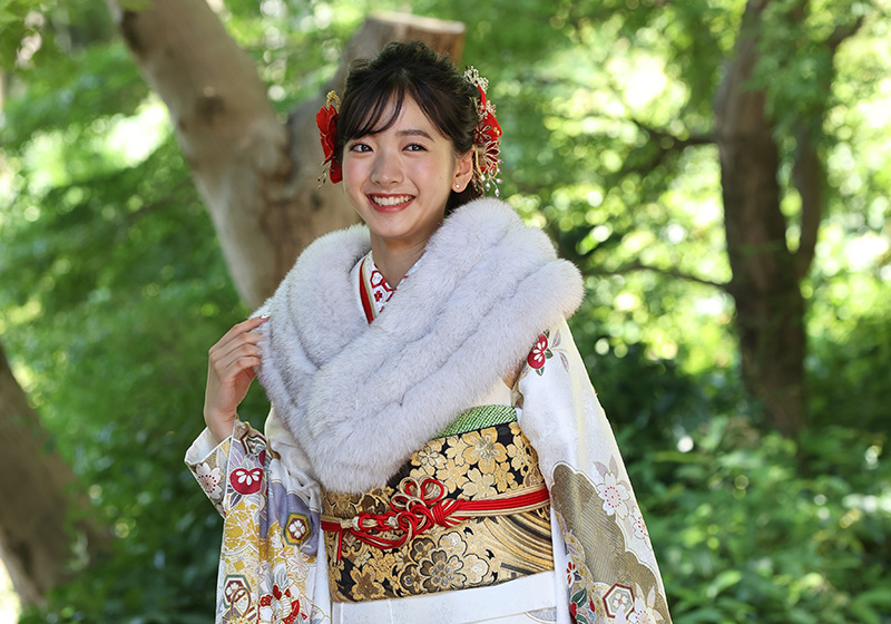 灰色のショールの振袖の女性