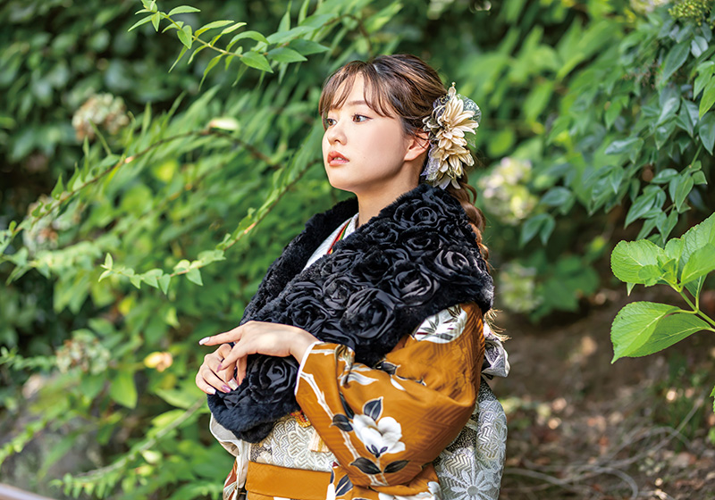 黒いバラのショールの振袖の女性