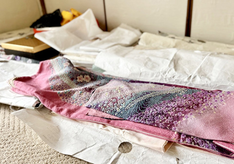 たとう紙や着物収納袋に入れる