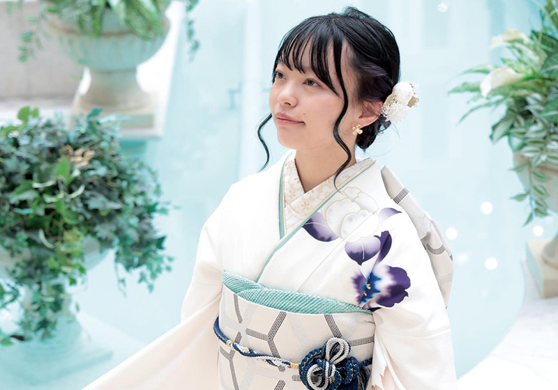 白い振袖を着たお嬢様