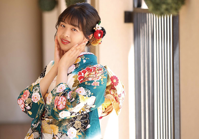 青い振袖を着たお嬢様