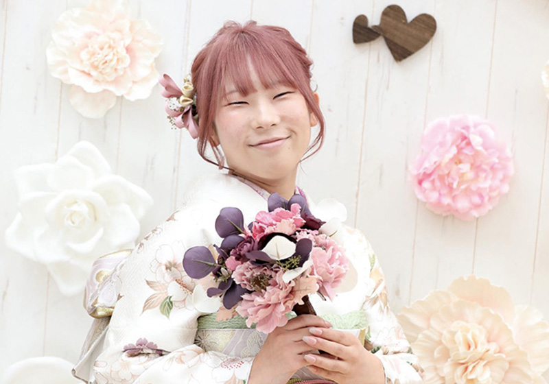 白い振袖を着たお嬢様